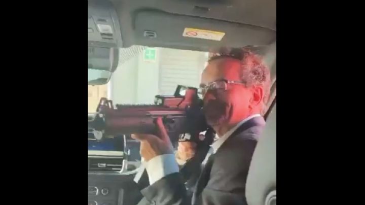 Embajador del Reino Unido en México removido de su cargo por controversia con un rifle