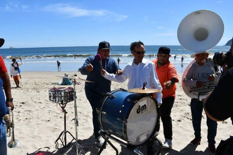 Embajador del Reino Unido en México removido de su cargo por controversia con un rifle