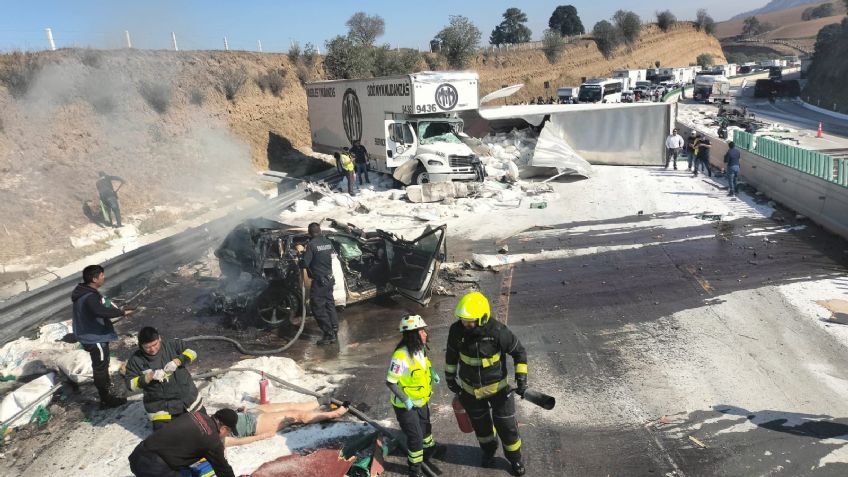 VIDEO: Caja de tráiler aplasta a automóviles en México-Puebla; hay 1 muerto