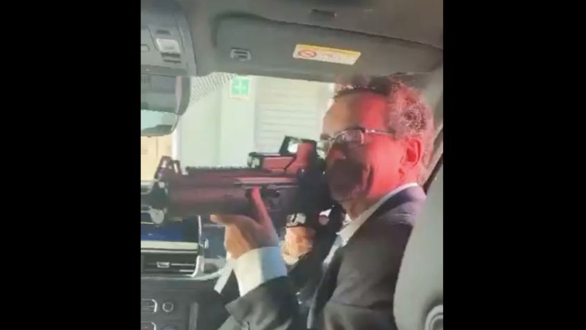 Embajador del Reino Unido en México removido de su cargo por controversia con un rifle