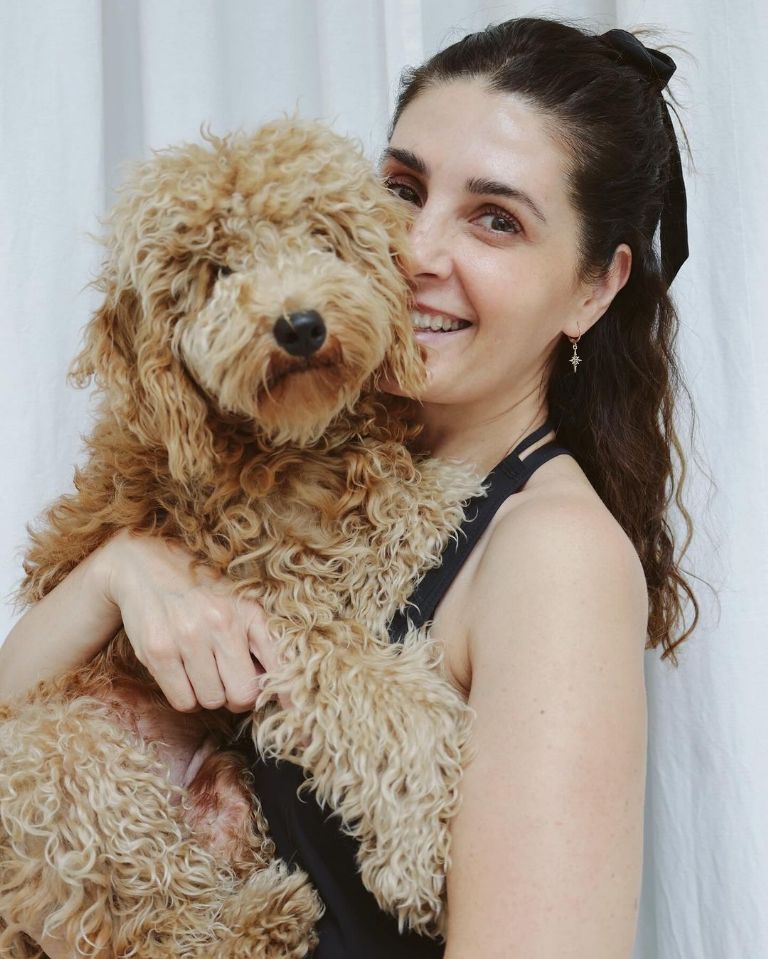 Mayrín Villanueva y su perrito Milo