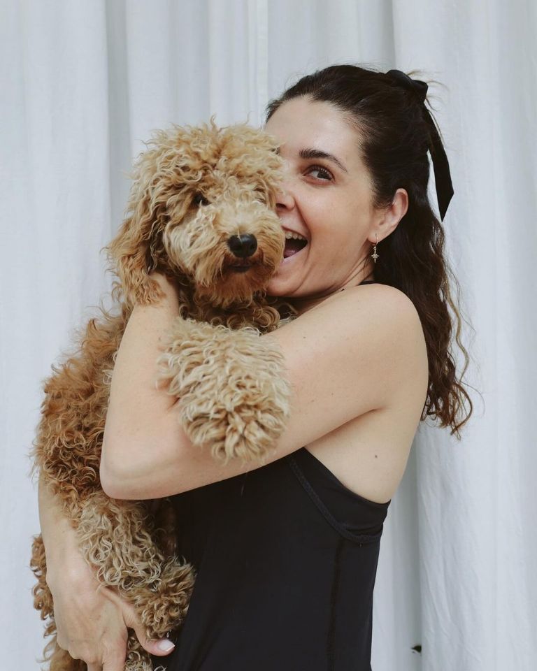 Mayrín Villanueva y su perrito Milo
