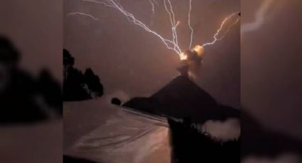 Impactante FOTO: Poderoso rayo alumbra erupción del Volcán de Fuego en Guatemala