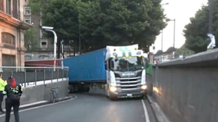 Tráiler de doble remolque se queda atorado en Fray Servando; servicios de emergencia actúan