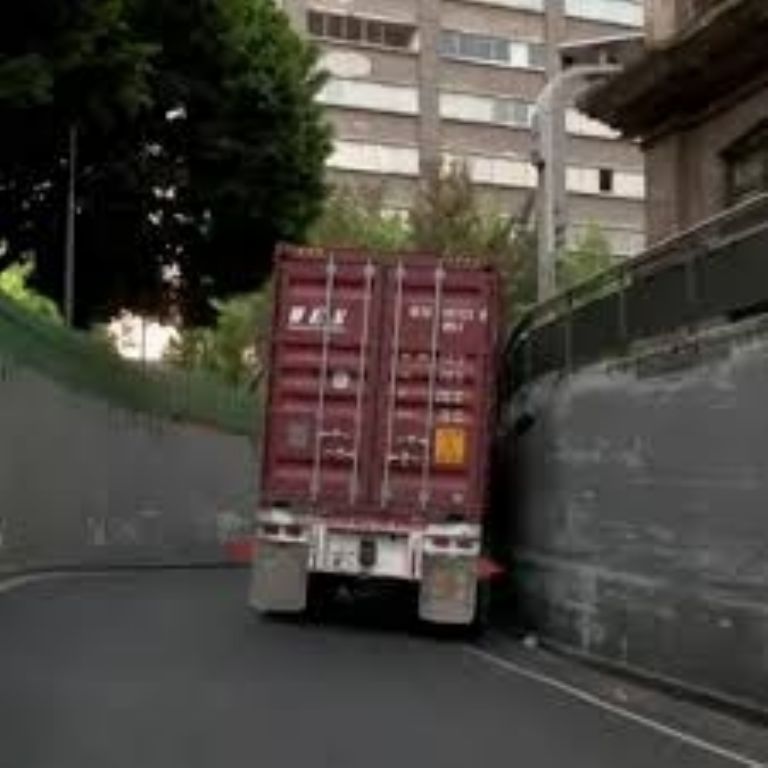 Tráiler de Doble Remolque Atorado en Fray Servando Teresa de Mier: Servicios de Emergencia en Acción