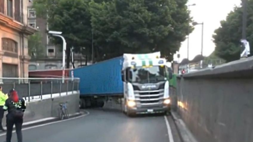 Tráiler de doble remolque se queda atorado en Fray Servando; servicios de emergencia actúan