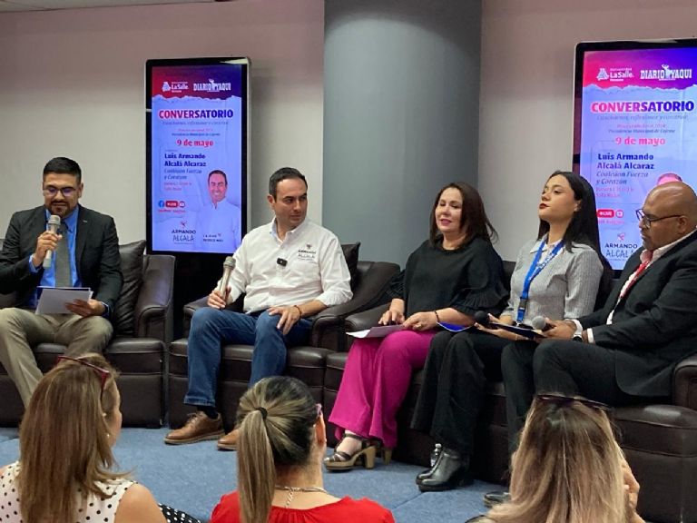 Armando Alcalá con universitarios