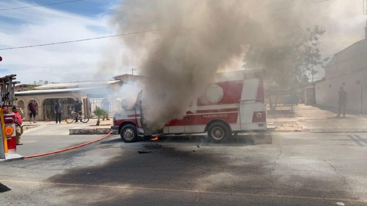 (FOTOS) Código Rojo en Sonora: Con paciente abordo, ambulancia arde en llamas