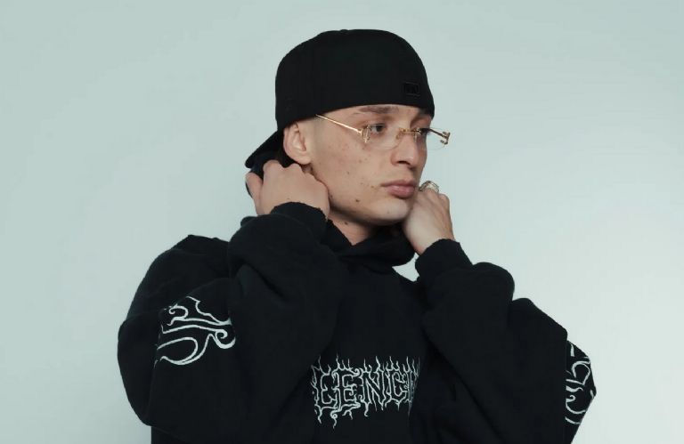 Peso Pluma sufriría una fractura en pleno concierto