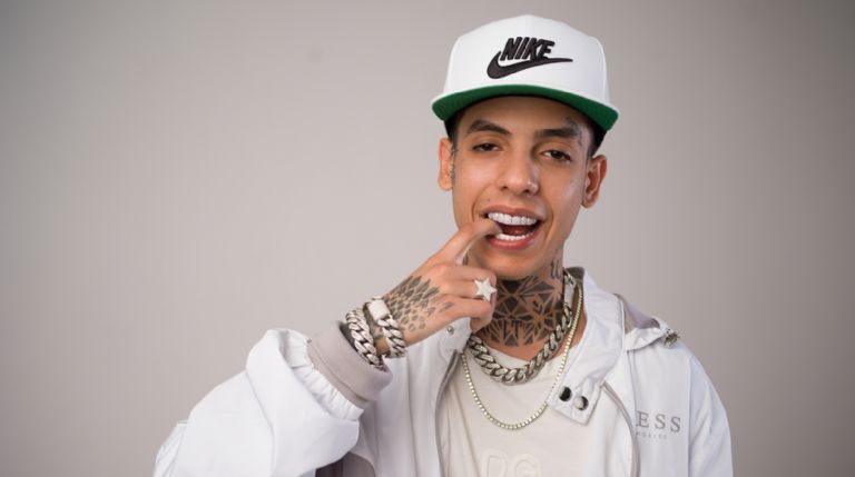 Destrozan a Natanael Cano por presentarse alcoholizado en concierto