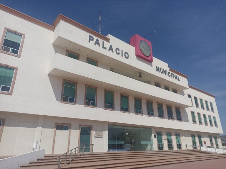 Por medio de una carta dirigida a la Asamblea Municipal y leída en sesión, dio a conocer su decisión