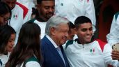Foto ilustrativa de la nota titulada López Obrador abandera a la delegación mexicana que acudirá a París y les promete recompensas