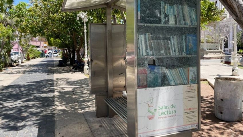 Dañan 'paralibros' en la plaza 13 de Julio de Guaymas; piden que sea reparado