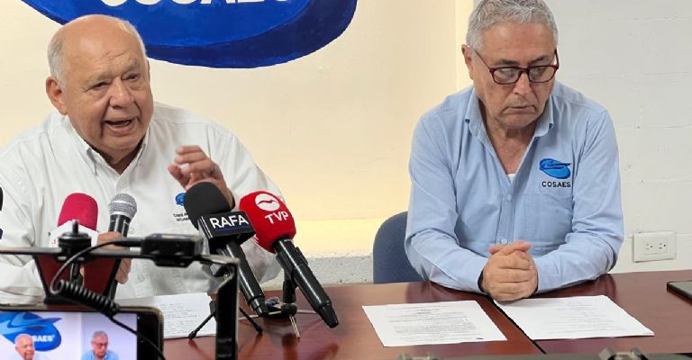 El profesor Miguel Ángel Castro Cosío y el MVZ, Baltazar Chávez Domínguez