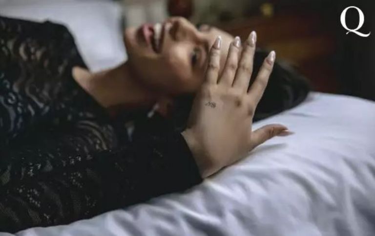 Ángela se tatuó las iniciales de Christian Nodal