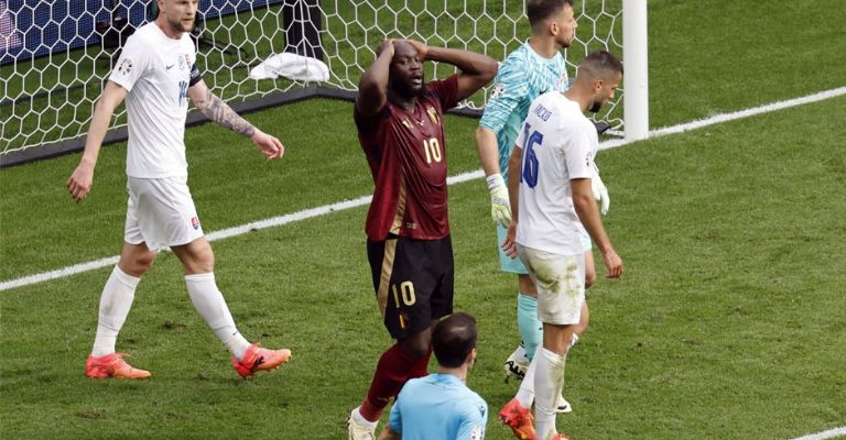 Lukaku no tuvo suerte ante el marco rival