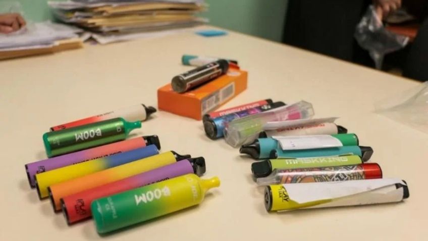 Autoridades advierten que vapeadores se mantienen como los más usados por los jóvenes