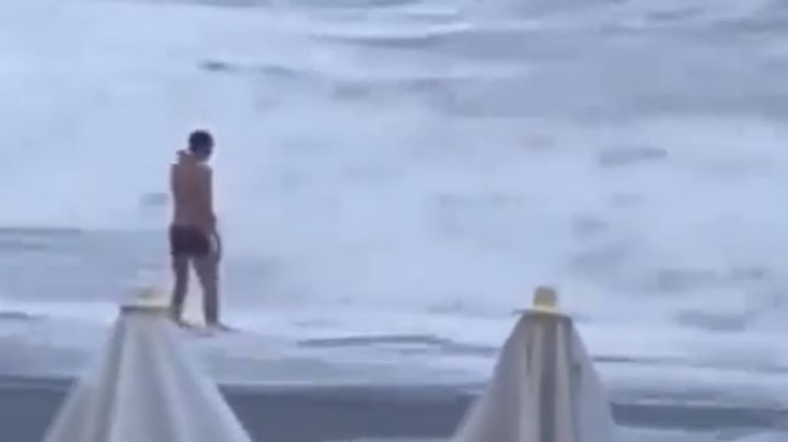 VIDEO: Mujer es arrastrada por el mar en playas Rusia; despliegan operativo para buscarla