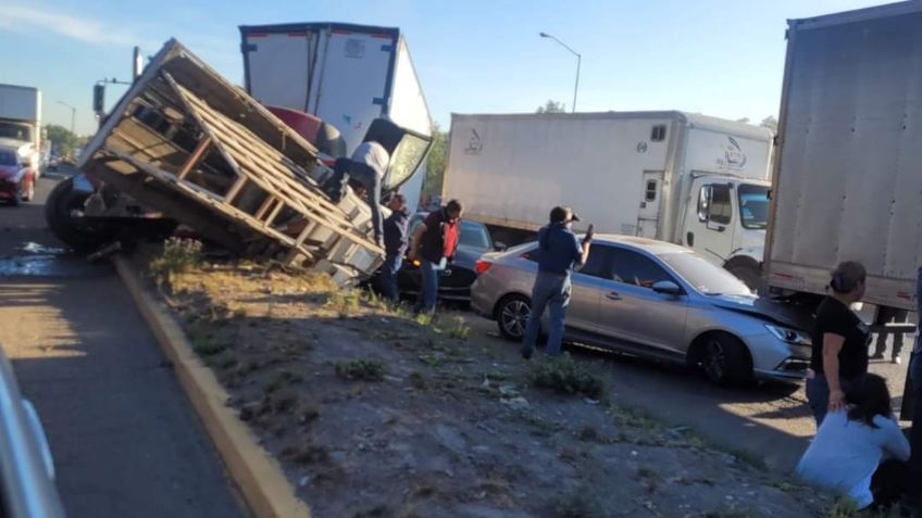 Caos en la Autopista México-Querétaro por carambola en el kilómetro 40, en Cuautitlán