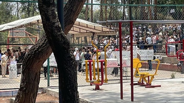 VIDEO: Por presunta amenaza de bomba, policías intentan cerrar casilla del INE en CDMX