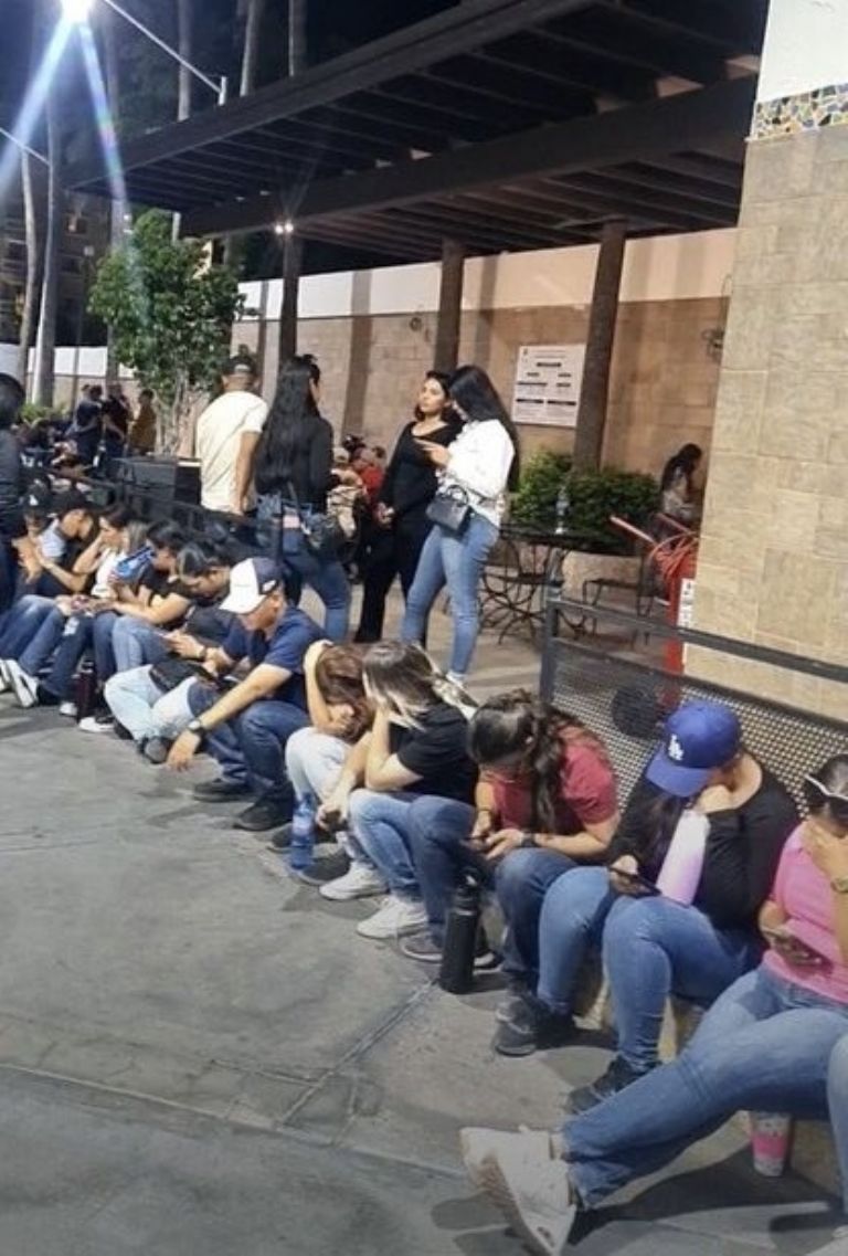 Largas filas en casillas especiales de Hermosillo desde ayer en la tarde