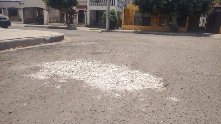 Ciudad Obregón: Ciudadanos siguen tapando los baches con escombros