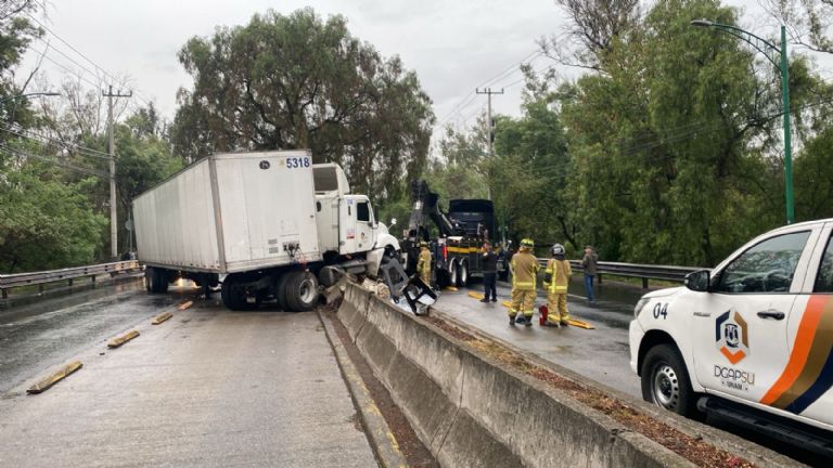 Caos en Insurgentes por choque de tráiler