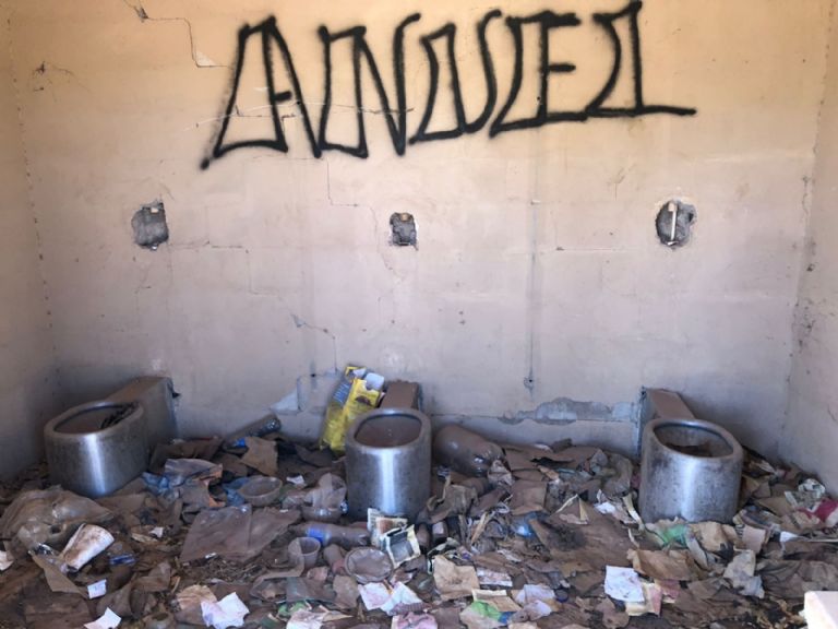 Los baños se encuentran en completo abandono