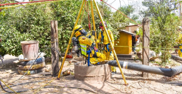Elementos de Bomberos utilizaron técnicas con cuerdas para el rescate