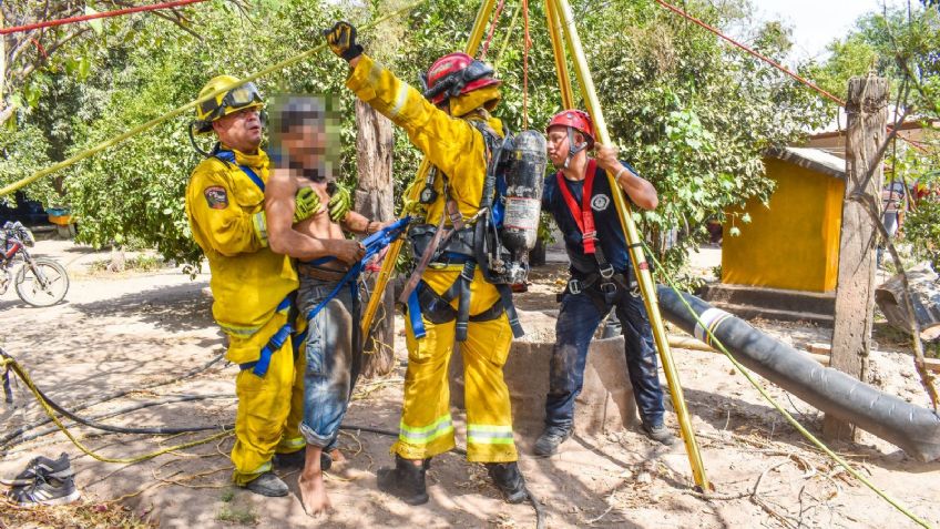 Bomberos Navojoa rescatan a un hombre atrapado en un pozo de 25 metros
