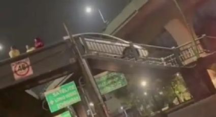 VIDEO: Conductor intenta cruzar Periférico Norte en Naucalpan, pero en puente peatonal