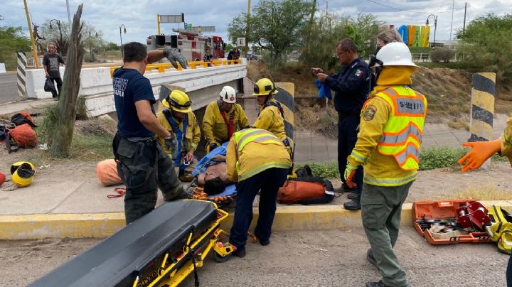 Bomberos Navojoa rescata a un hombre que cayó en un canal de riego