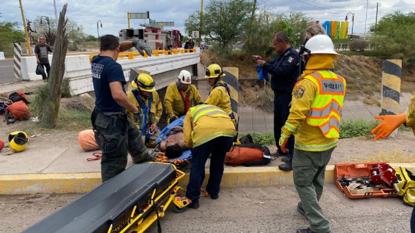 Bomberos Navojoa rescata a un hombre que cayó en un canal de riego