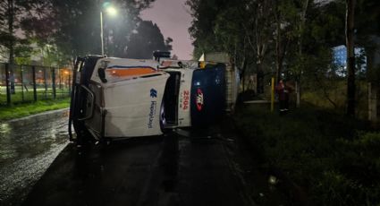 Caos en la autopista México-Puebla por volcadura de tráiler en la Volskwagen