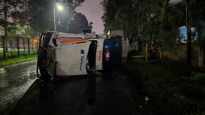 Caos en la autopista México-Puebla por volcadura de tráiler en la Volskwagen