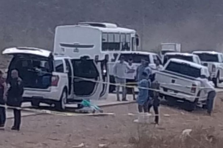 El auto atacado quedó con la puerta abierta y el cuerpo de la víctima en el suelo