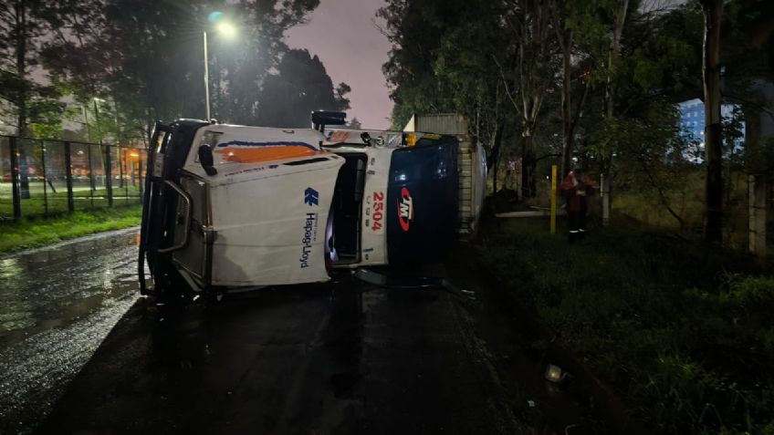 Caos en la autopista México-Puebla por volcadura de tráiler en la Volskwagen