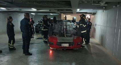 Código Rojo en la Condesa: Auto particular cae de un segundo piso con todo y pasajeros