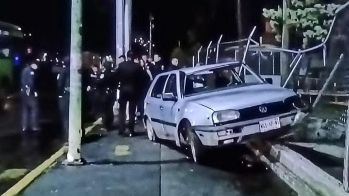 Fatídico accidente: Vehículo se impacta contra el Reclusorio Norte; hay dos víctimas