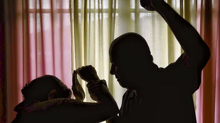 VIDEO: Hombre golpea a su esposa en Neza; intenta escapar y cae desde la azotea