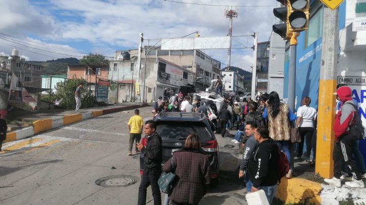 Fuerte accidente en Huixquilucan deja 8 heridos: Camión de carga se impacta contra combi