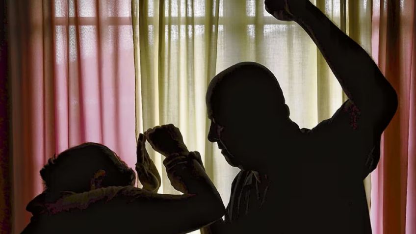 VIDEO: Hombre golpea a su esposa en Neza; intenta escapar y cae desde la azotea