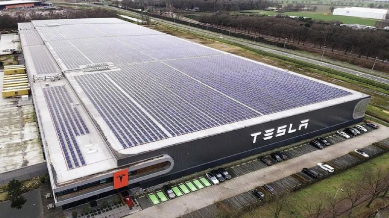 Localizan bomba en fábrica de Tesla