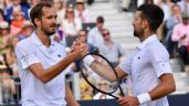 Foto ilustrativa de la nota titulada Djokovic pasa la prueba ante Medvedev y está listo para jugar en Wimbledon