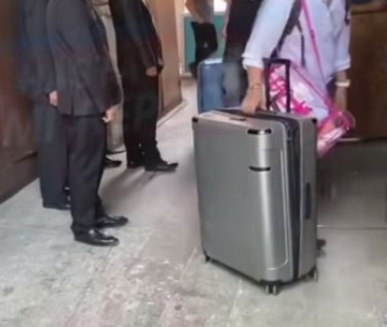 Belinda habría huido de la prensa en una maleta