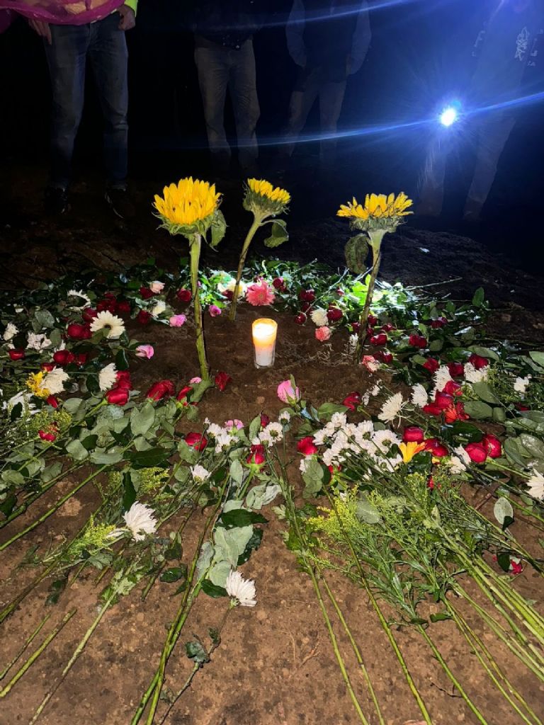 Seres Libres acompañó la sepultura con luz, flores y bellas palabras