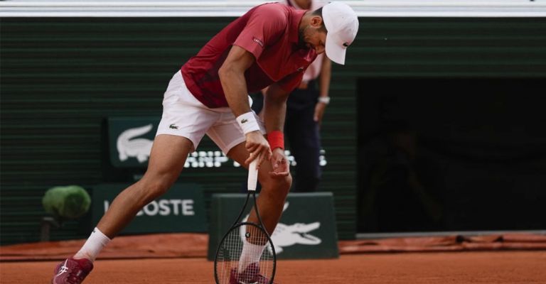 El serbio se lamenta de la lesión en su rodilla derecha