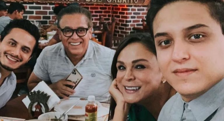 Brenda y Mario Bezares con sus hijos