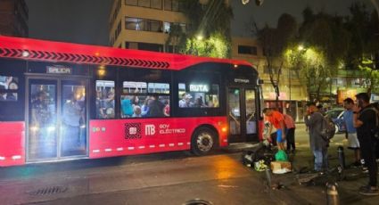 Fuerte accidente en la Cuauhtémoc: Metrobús atropella a motociclista en el Centro