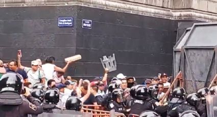 VIDEO: Se enfrentan a golpes maestros de la CNTE contra policías en Palacio Nacional